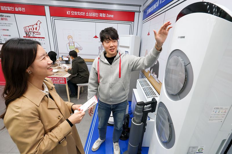 모델들이 <span id='_stock_code_030200' data-stockcode='030200'>KT</span>와 <span id='_stock_code_005930' data-stockcode='005930'>삼성전자</span> 제휴로 출시한 ‘KT 가전구독’ 서비스를 소개하는 모습. KT 제공