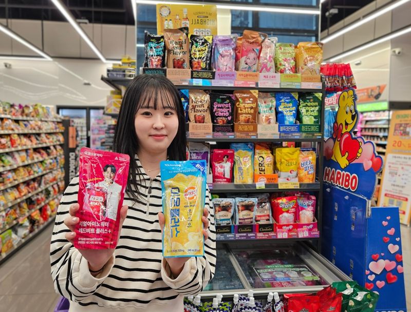 저속노화, 헬시플레저 등 건강 관리 트렌드가 확산되면서 기능건강음료를 찾는 수요가 늘고 있다. 모델이 CU의 건강기능음료를 소개하고 있다. <span id='_stock_code_282330' data-stockcode='282330'>BGF리테일</span> 제공