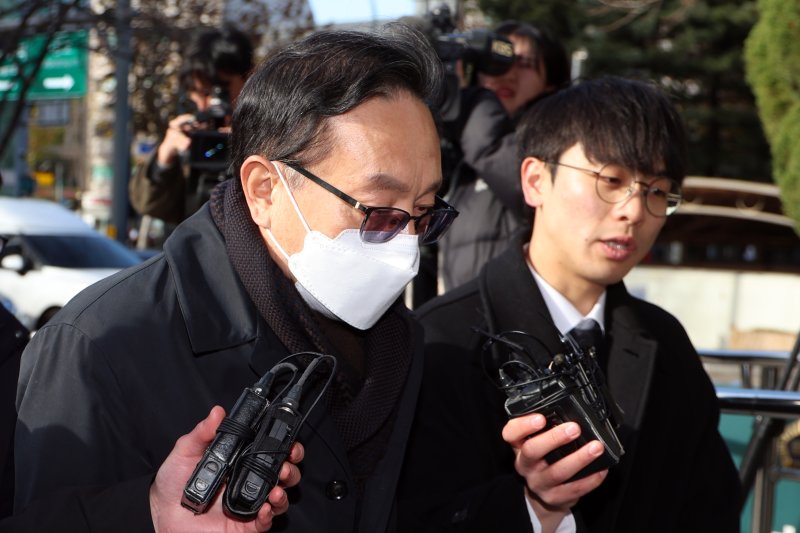 지난해 12월 400억 원대 친인척 부당 대출 혐의를 받는 손태승 전 <span id='_stock_code_316140' data-stockcode='316140'>우리금융지주</span> 회장이 서울 양천구 서울남부지법에서 열린 구속 전 피의자 심문(영장실질심사)에 출석하고 있다. 뉴스1