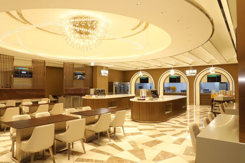 새단장한 레스토랑 '팬지' 내부 모습. <span id='_stock_code_035250' data-stockcode='035250'>강원랜드</span> 제공