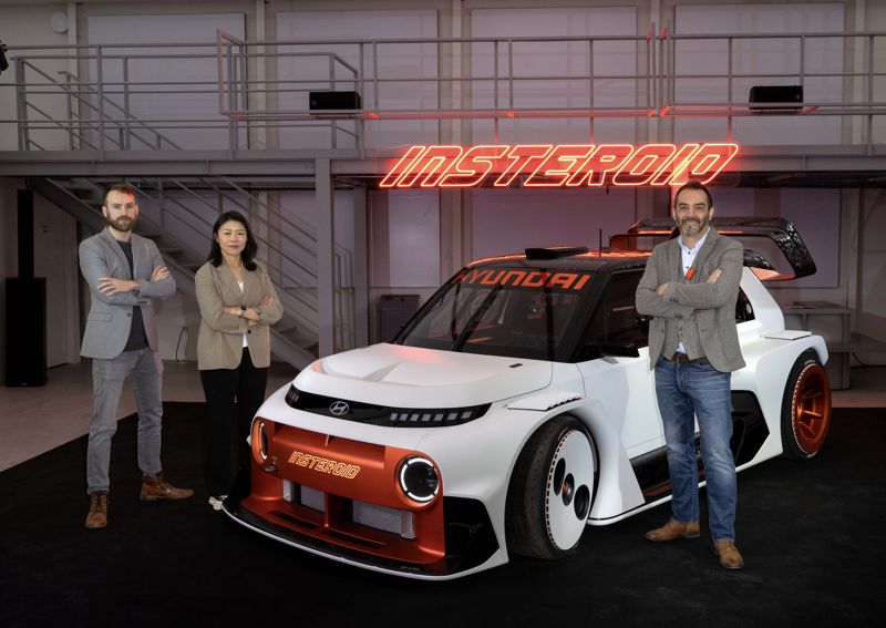 지난 3월 31일 서울 성수동에 위치한 &#39;피치스 도원&#39;에서 열린 &#39;인스터로이드&#39; 공개 행사 현장에서 현대유럽디자인센터 외장디자인팀 크리스토퍼 세트랑 디자이너, 현대유럽디자인센터 내장디자인팀 서달임 디자이너, 현대유럽디자인센터 외장디자인팀 니콜라 단자 디자인 매니저(왼쪽부터)가 기념 사진을 찍고 있다. <span id='_stock_code_005380' data-stockcode='005380'>현대차</span> 제공