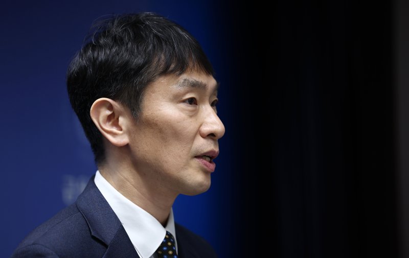 이복현 금융감독원장이 지난 19일 서울 영등포구 금융감독원 브리핑룸에서 열린 출입기자단 간담회에서 우리금융과 홈플러스, 상법개정안 등 주요 현안에 대해 발언하고 있다. 연합뉴스 제공.