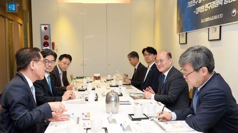 이창윤 과학기술정보통신부 제1차관(오른쪽 두번째)이 2일 서울 중구 달개비에서 열린 &#39;제3차 기초연구 전략대화&#39;에서 참석자들과 기초 집단연구 지원방안에 대해 논의하고 있다. 과기정통부 제공