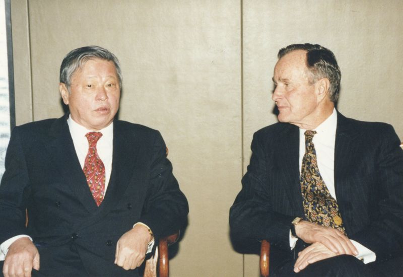 1996년 1월 최종현 SK 선대회장(왼쪽)이 서울 한남동 그랜드하얏트 호텔에서 조지 H. W. 부시 前 미국대통령과 만나 환담을 나누고 있다. SK 제공