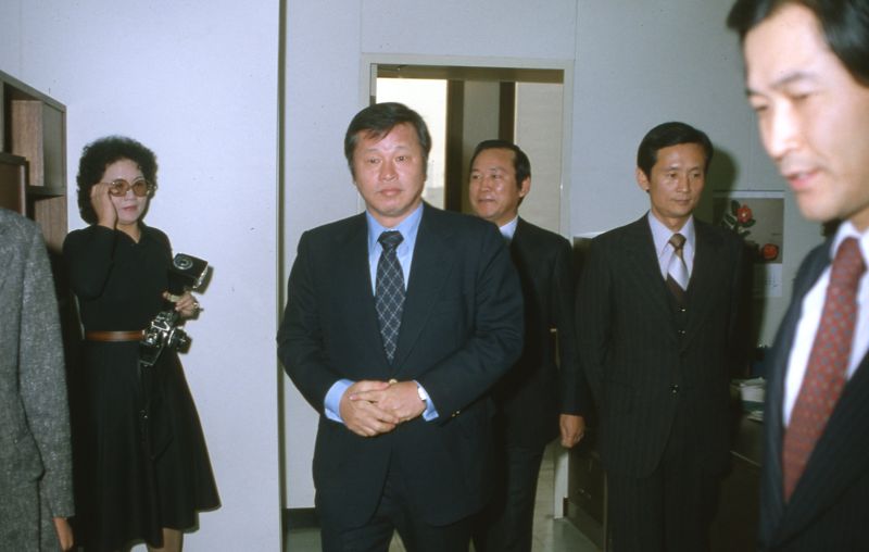 지난 1980년 12월 최종현 SK 선대회장이 유공(現 SK이노베이션) 인수 후 첫 출근하여, 사무실에서 직원들과 인사를 나누고 있다. SK제공
