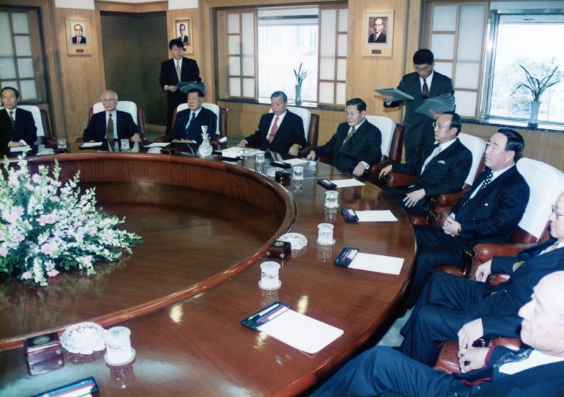 1998년 1월 전국경제인연합회(현 한국경제인협회)회장단 회의에서 고 최종현 SK 선대회장(좌석 왼쪽 4번째)이 발표를 경청하고 있다. 최 회장 옆으로 고 김우중 대우그룹 회장, 정몽구 현대차그룹 명예회장, 고 이건희 삼성그룹 회장, 김승연 한화그룹 회장 등이 자리를 함께 하고 있다. 최 회장은 그해 8월 별세했다. SK제공