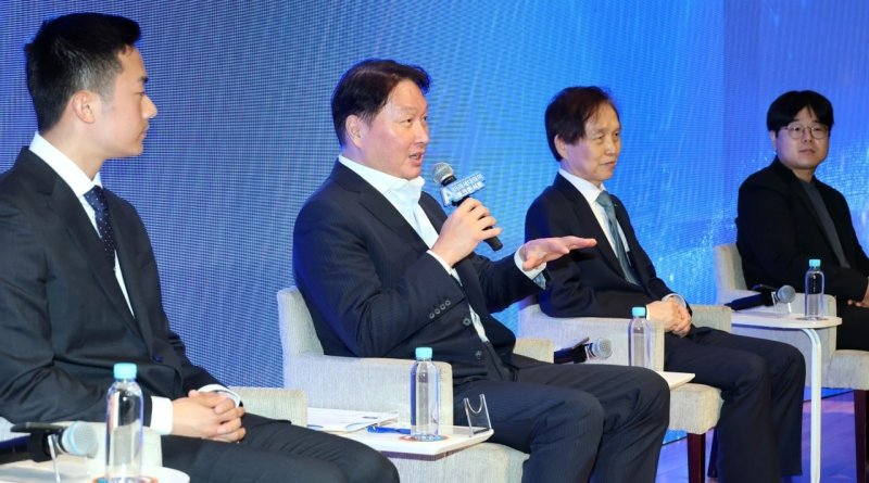 최태원 대한상공회의소 회장(왼쪽 두번째)이 지난 2일 대전 카이스트에서 인공지능(AI)를 주제 토크 콘서트에 참석해 한국의 대응방안을 중심으로 발언하고 있다. 대한상의 제공