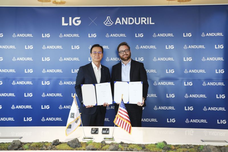 신익현 <span id='_stock_code_079550' data-stockcode='079550'>LIG넥스원</span> 대표이사(왼쪽)와 브라이언 쉼프 안두릴 공동창업자 겸 최고경영자(CEO)가 지난 2일 LIG넥스원 서울사무소에서 '미래전 무기체계 개발협력을 위한 포괄적 업무협약'을 체결한 뒤 기념촬영을 하고 있다. LIG넥스원 제공