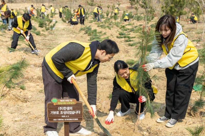 시흥시 '행복의숲' 조성 행사에 참석한 <span id='_stock_code_009240' data-stockcode='009240'>한샘</span> 직원들이 나무심기 봉사활동을 하고 있다. 한샘 제공