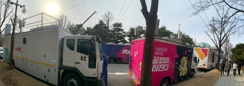 지난해 12월 13일 서울 여의도 국회에 방송차량과 통신사별 이동기지국 차량이 주차돼 있다. 뉴시스