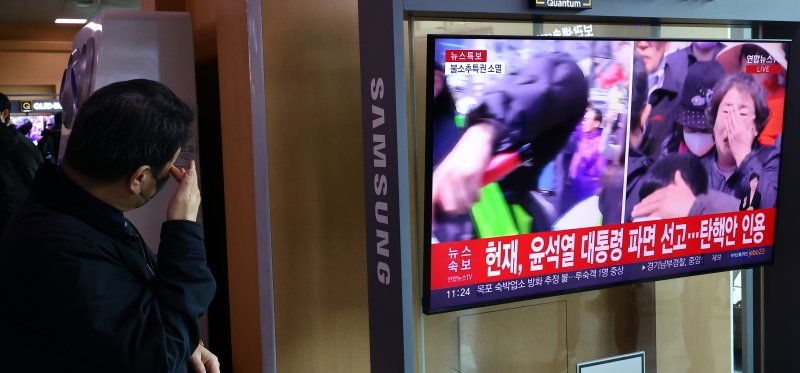 4일 오전 서울 용산구 서울역 역사에서 시민이 윤석열 대통령 탄핵심판 선고를 시?하고 있다. 뉴시스