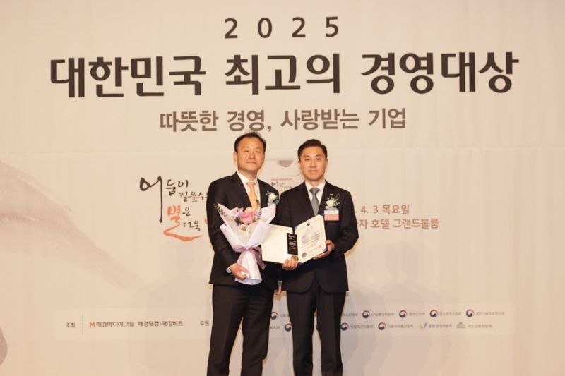 이민식 상상인 대표가 지난 3일 열린 ‘2025 대한민국 최고의 경영대상’에서 유준원 상상인그룹 대표의 ‘사회공헌 경영 부문’ 고용노동부 장관상을 대리 수상하고 기념 사진을 촬영하고 있다. 사진제공=상상인그룹