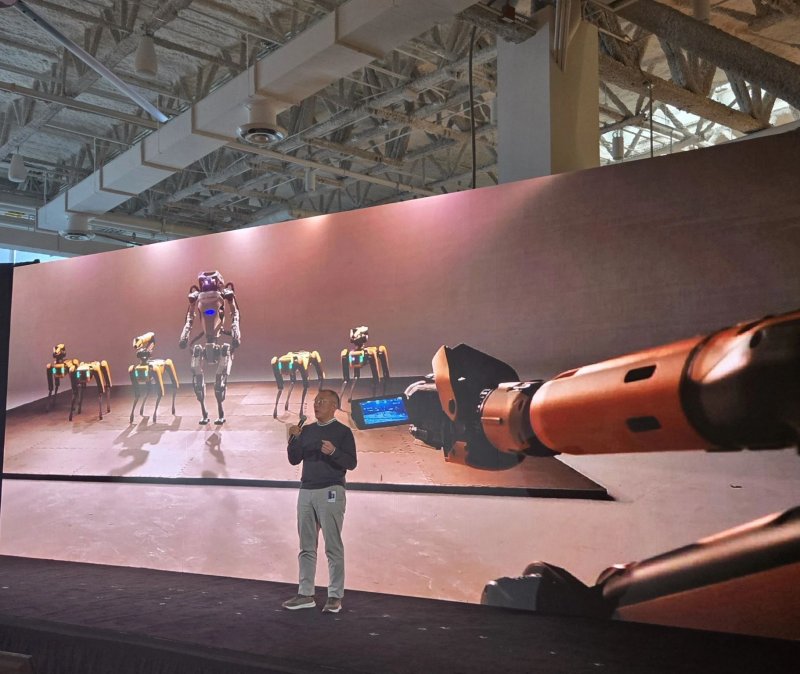 정의선 현대차그룹 회장이 지난달 27일(현지시간) 미국 매사추세츠주 월섬에 있는 로봇 계열사 스턴 다이내믹스 본사에서 열린 임직원 <span id='_stock_code_001680' data-stockcode='001680'>대상</span> 타운홀 미팅에 참석해 발언하고 있다. 마크 테어만 보스턴 다이내믹스 CSO 링크드인