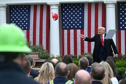 도널드 트럼프 미국 대통령이 2일 워싱턴 백악관 로즈가든에서 메가톤급 관세 부과를 발표하고 있다. 연합뉴스