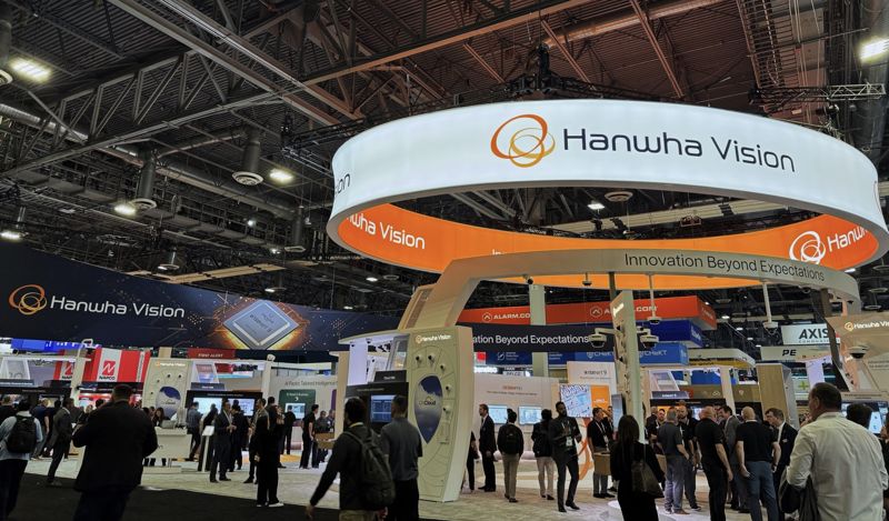 미국 라스베이거스에서 지난 2일(현지시간)부터 열린 세계 3대 물리 보안 전문 전시회인 '<span id='_stock_code_095340' data-stockcode='095340'>ISC</span> WEST 2025'에 참가한 관람객들이 한화비전 부스를 살펴보고 있다. 한화비전 제공