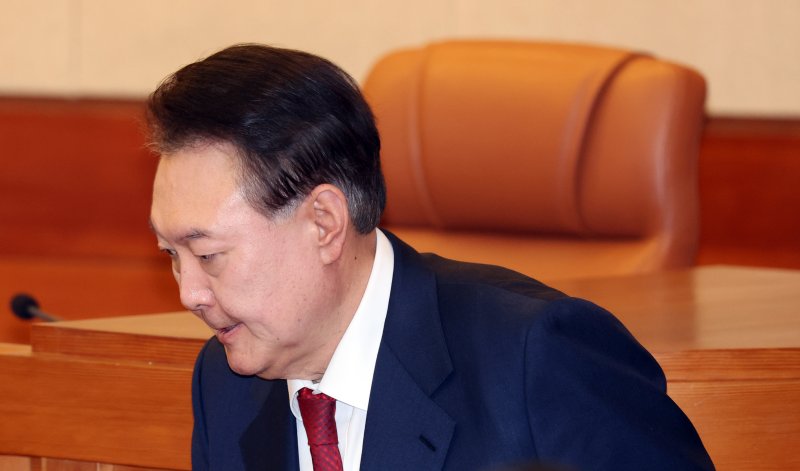 윤석열 대통령이 지난 2월 20일 오후 서울 종로구 헌법재판소 대심판정에서 열린 탄핵심판 10차 변론기일에 출석하고 있다. /사진=뉴시스