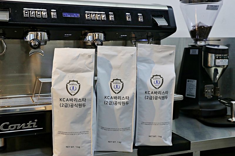 바리스타 2급 자격시험 공식 원두 제품 이미지. <span id='_stock_code_280360' data-stockcode='280360'>롯데웰푸드</span> 제공 