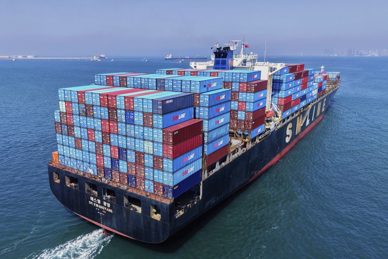 미국 백악관 관리예산국(BMO)이 7일(현지시간) 성명에서 도널드 트럼프 대통령의 관세 정책 권한을 제한하는 법이 통과되면 대통령이 거부권을 행사할 것이라며 의회가 권한을 제한해서는 안 된다고 못 박았다. 6일 중국 칭다오 컨테이너 터미널에서 SM상선 산하의 SM광양호가 컨테이너를 가득 싣고 출항하고 있다. AP 연합