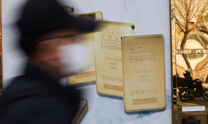 서울 종로구 한국금거래소에 골드바 광고판이 설치되어 있다. 뉴스1