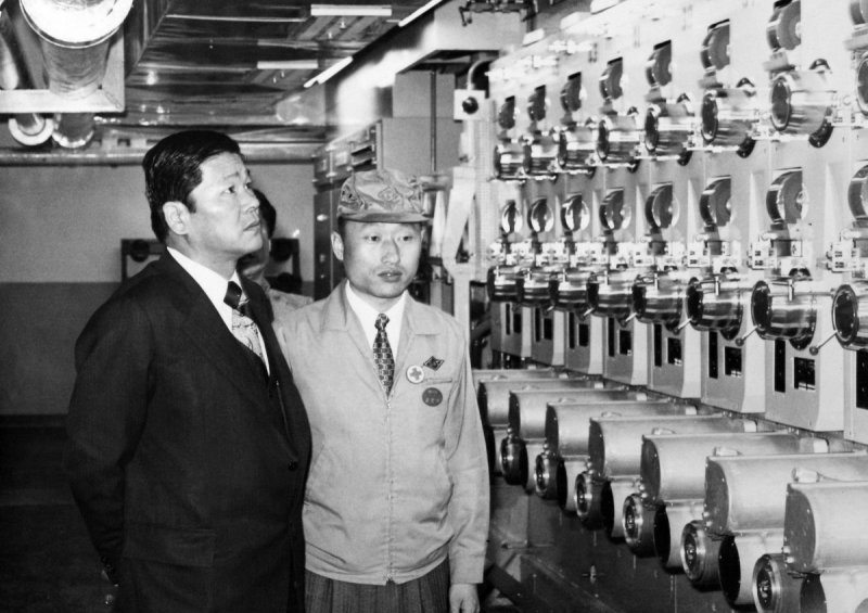 지난 1969년 수원 선경직물 폴리에스터 원사 공장을 시찰하는 고 최종건 <span id='_stock_code_034730' data-stockcode='034730'>SK</span> 창업회장. 연합뉴스