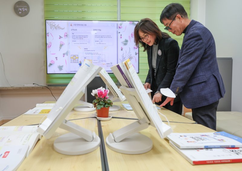 기초 학력 부족 학생 위한 남부학습진단성장센터 (서울=연합뉴스) 김성민 기자 = 27일 서울 구로구 동구로초등학교 남부학습진단성장센터에서 관계자들이 시설을 둘러보고 있다. 센터는 기초 학력이 부족한 학생을 대상으로 기초학력 진단평가를 실시하고, 교원 소견 및 학부모 요청을 토대로 통합 진단지원을 제공한다. 2025.2.27 ksm7976@yna.co.kr (끝)