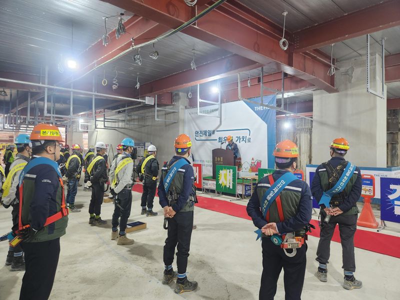 전재식 한신공영 대표이사가 지난 4일 서울 성동구 도선동 역세권 청년주택 개발사업 현장에서 직원들에게 안전을 당부하고 있다. 한신공영 제공