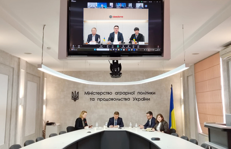 여준구 대동모빌리티 대표, 원유현 대동 대표이사, 한인기 CCE 사업본부장(화면 왼쪽부터)이 지난 4일 화상회의에서 비탈리 코발 농업정책식품부 장관(왼쪽 두번째) 등 우크라이나 관계자들과 협력방안을 논의하고 있다.  대동그룹 제공 