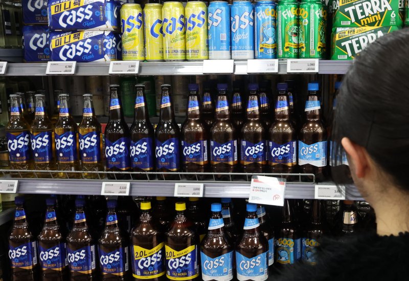 서울 시내 한 대형 마트에 맥주들이 판매되고 있다.  뉴시스 