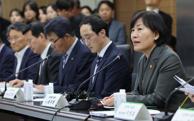 송미령 농림축산식품부 장관(오른쪽 첫번째)이 8일 오후 서울 서초구 aT센터에서 열린 美 상호관세 대응 K푸드플러스 수출기업 간담회에서 발언하고 있다. 뉴시스