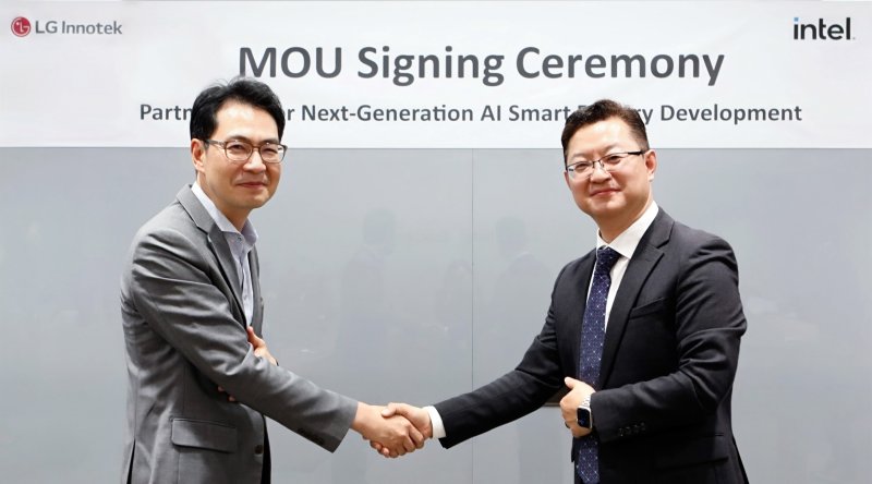서울 강서구 <span id='_stock_code_011070' data-stockcode='011070'>LG이노텍</span> 마곡 본사에서 열린 인공지능(AI) 비전 검사 분야 협력을 위한 양해각서(MOU) 체결식에서 이상석 LG이노텍 생산혁신센터장(오른쪽)과 김현준 인텔코리아 한국영업본부 총괄이 악수하고 있다. LG이노텍 제공