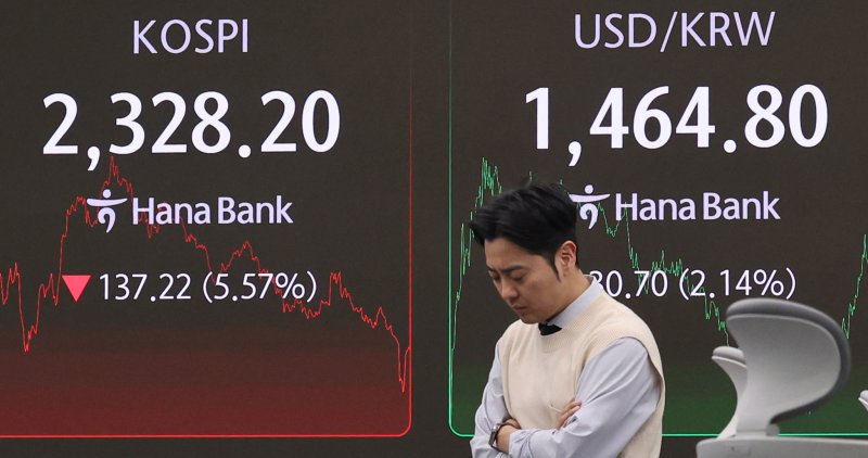 서울 중구 하나은행 딜링룸 전광판. /사진=뉴스1