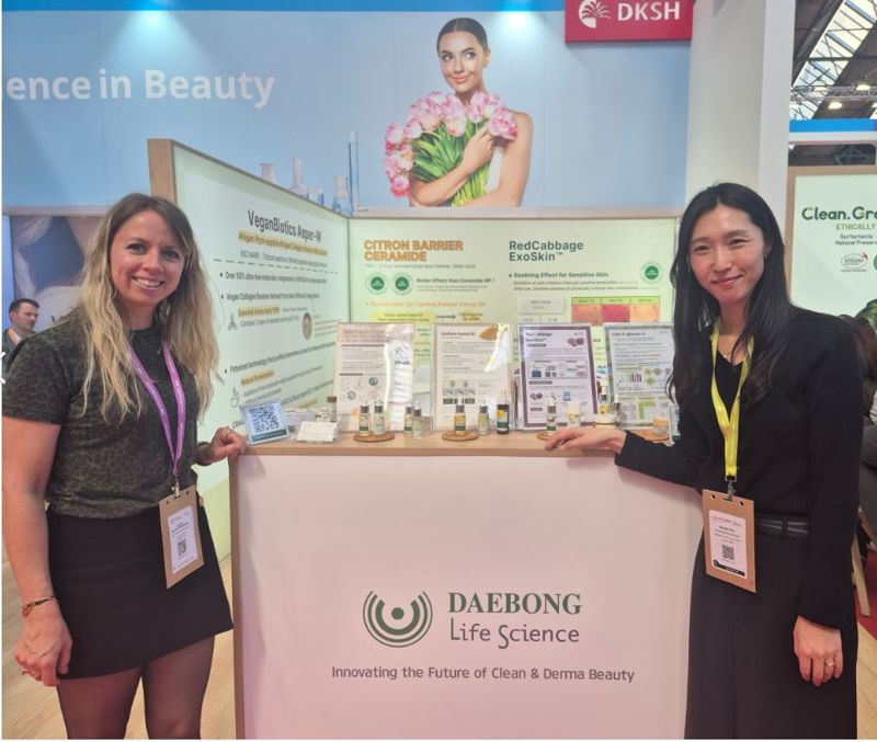 <span id='_stock_code_078140' data-stockcode='078140'>대봉엘에스</span> 인코스메틱스 글로벌 부스 앞에서 관계자들이 기념 촬영을 하고 있다. 대봉엘에스 제공