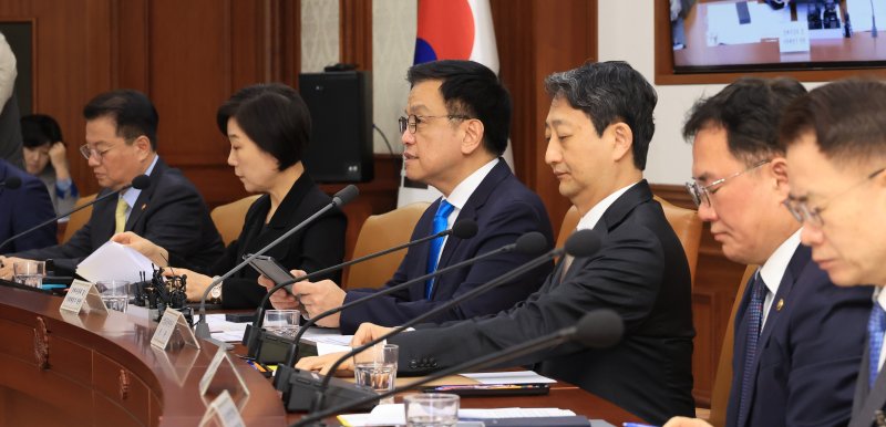 회의 주재하는 최상목 부총리 (서울=연합뉴스) 최재구 기자 = 최상목 부총리 겸 기획재정부 장관이 9일 서울 종로구 정부서울청사에서 열린 경제관계장관회의 겸 산업경쟁력강화 관계장관회의에서 발언하고 있다. 2025.4.9 jjaeck9@yna.co.kr (끝)