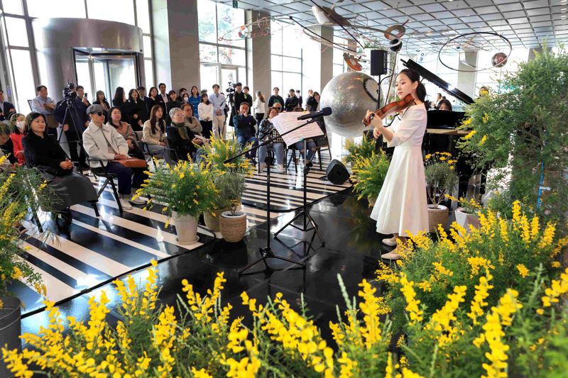 <span id='_stock_code_023160' data-stockcode='023160'>태광</span>그룹이 서울 광화문 흥국생명빌딩 1층 로비에서 진행하는 <태광 봄 음악회: 함께 봄, 즐겨 봄> 공연이 9일 낮 첫 무대를 열었다. 태광그룹제공 