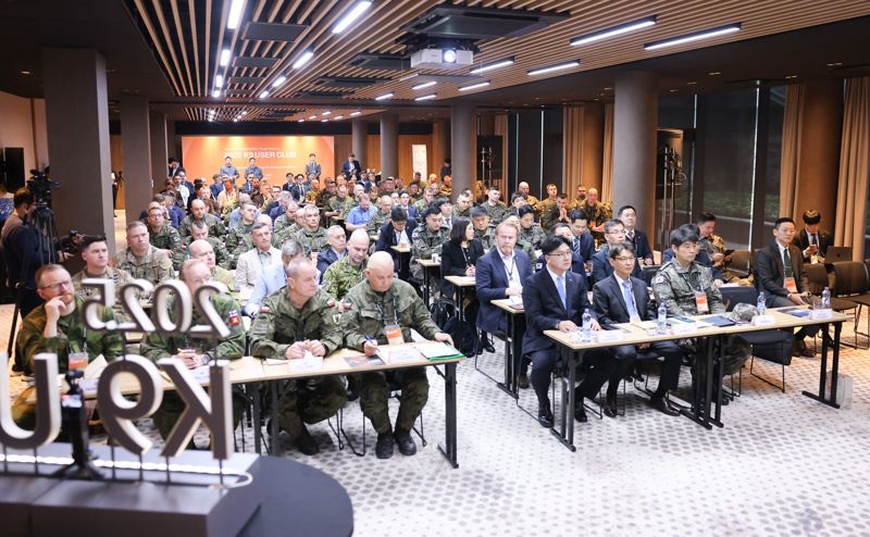 폴란드 크라쿠프에서 8일(현지시간) 역대 최대규모로 개최된 'K9 유저클럽' 참가국 관계자들이 <span id='_stock_code_012450' data-stockcode='012450'>한화에어로스페이스</span> 관계자의 설명을 듣고 있다. 한화에어로스페이스 제공