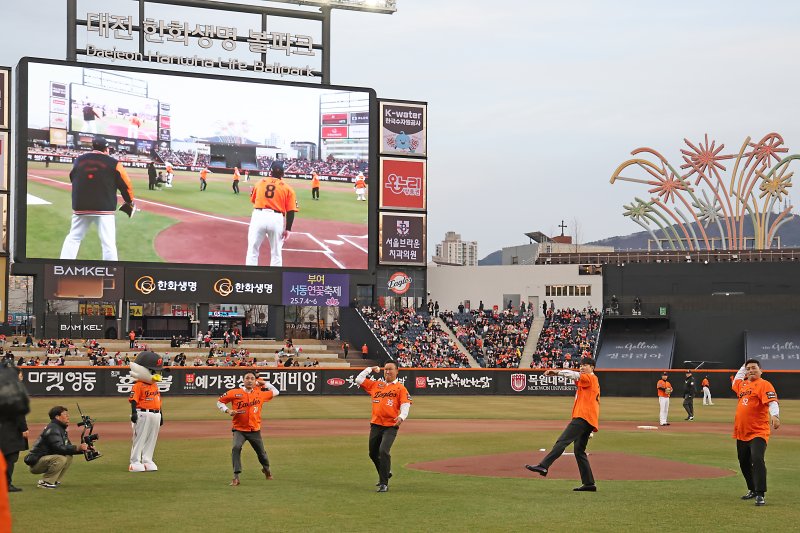 지난달 28일 대전 한화생명 볼파크에서 열린 2025 KBO리그 프로야구 한화 이글스와 KIA 타이거즈의 개막전 경기. 송진우, 장종훈, 정민철, 김태균 등 한화 영구결번 4명이 시구하고 있다.연합뉴스