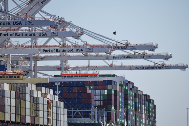 도널드 트럼프 미국 대통령이 9일(현지시간) 한국을 비롯해 75개국 상호관세를 90일 유예하고, 이들에게는 10% 기본관세만 적용하기로 했다. 그러나 미국에 보복으로 맞서고 있는 중국에는 125% 관세를 물리기로 했다. AP 뉴시스