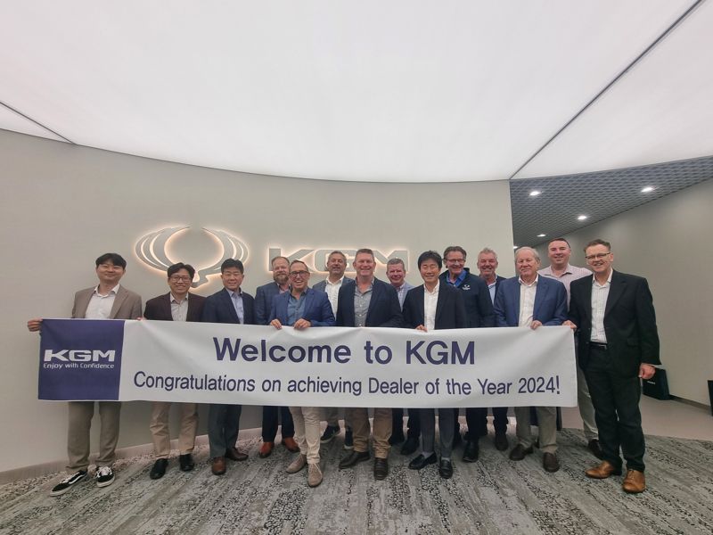 <span id='_stock_code_003620' data-stockcode='003620'>KG모빌리티</span>는 호주 시장 우수 딜러들을 평택 본사로 초청해 신모델 시승과 함께 회사 현황과 미래 발전 전략을 공유하고 우수한 성과를 올린 대리점 관계자들을 격려했다고 10일 밝혔다. KG모빌리티 제공