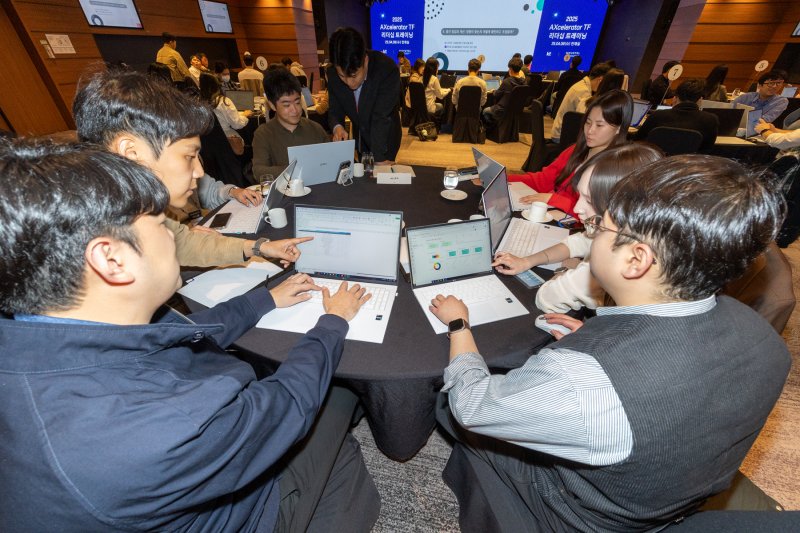 지난 9일 서울 중구 노보텔 앰배서더 서울 동대문에서 열린 액셀러레이터 TF 킥오프 행사에서 <span id='_stock_code_030200' data-stockcode='030200'>KT</span> 액셀러레이터 TF 리더들이 AI 중심의 문제 해결을 위한 토론에 참여하고 있다. KT 제공
