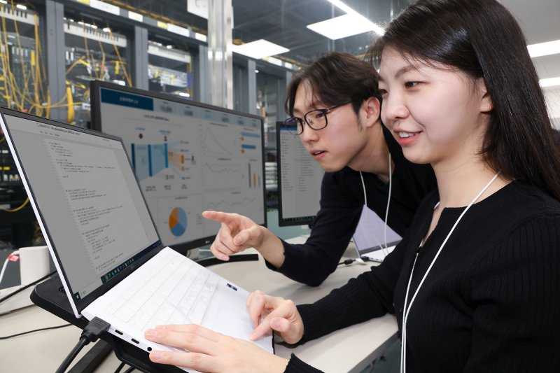 <span id='_stock_code_030200' data-stockcode='030200'>KT</span> 직원이 AI를 활용해 네트워크 품질 패턴을 점검하고 있다. KT 제공