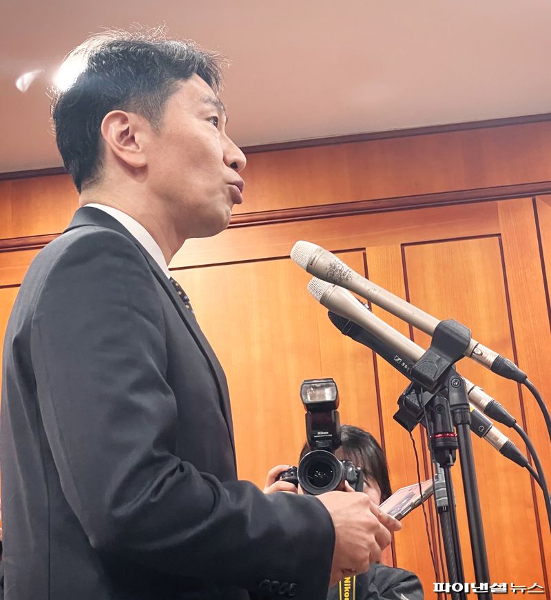 10일 서울 여의도 금융투자협회에서 이복현 금융감독원장이 자산운용사 최고경영자(CEO)와 간담회를 마치고 기자들과 질의응답을 하고 있다. 사진=김미희 기자