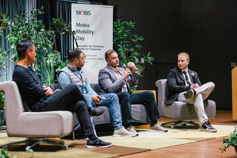 지난 9일(현지시간) 미국 디트로이트에서 열린 <span id='_stock_code_250060' data-stockcode='250060'>모비스</span> 모빌리티 데이에 참석한 관계자들이 패널 토론 세션에 참여 중인 모습. <span id='_stock_code_012330' data-stockcode='012330'>현대모비스</span> 제공