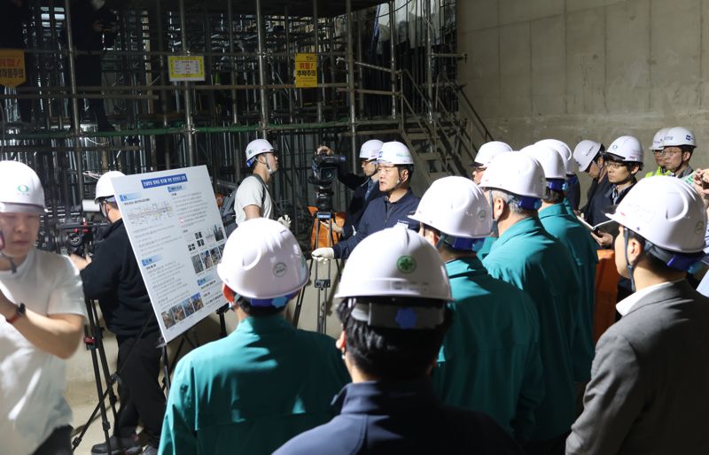 10일 오후 부산시의회 건설교통위원회 시의원들이 사상~하단선 건설현장을 방문해 현장점검을 하고 있다. 부산교통공사 제공