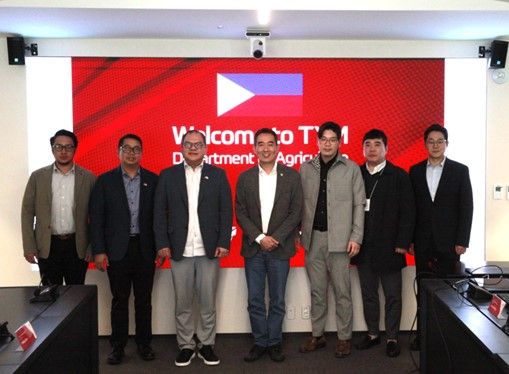 김도훈 티와이엠(TYM) 대표이사(왼쪽 네번?)가 10일 TYM 본사에서 필리핀 정부 관계자들과 기념 촬영을 하고 있다. 티와이엠 제공