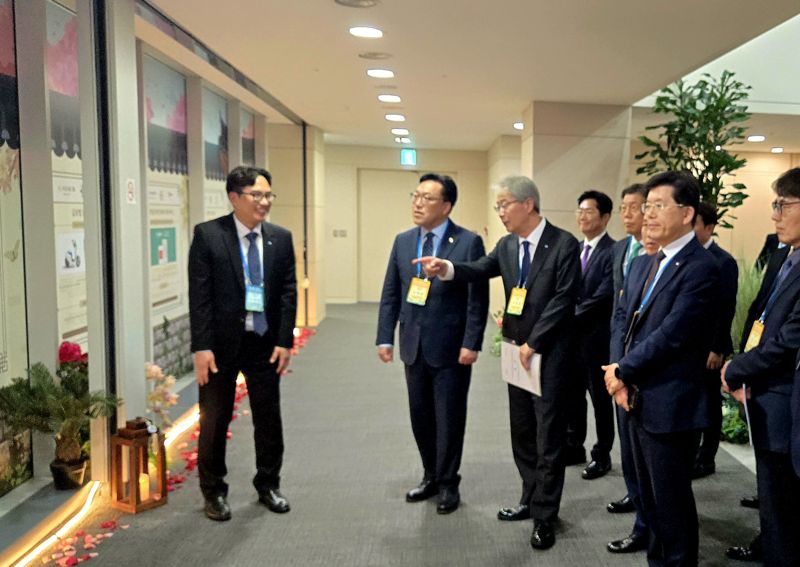 임종룡 <span id='_stock_code_316140' data-stockcode='316140'>우리금융지주</span> 회장이 10일 오후 서울 회현동 우리은행 본점에서 열린 '제3회 핀테크 오픈 네트워킹 데이' 행사에 앞서 김병환 금융위원장에게 '해외 ATM 출금 서비스'를 소개하고 있다. 사진=박문수 기자