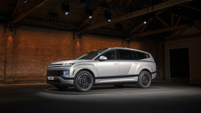 현대자동차 플래그십 전기 스포츠유틸리티차(SUV) 아이오닉9에 <span id='_stock_code_161390' data-stockcode='161390'>한국타이어앤테크놀로지</span>의 전기차 전용 사계절 타이어 '아이온 에보 AS SUV'가 장착된 모습. 한국타이어 제공