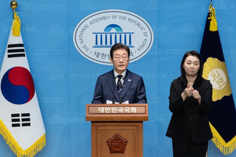 제21대 대통령선거에 출마를 선언한 이재명 더불어민주당 전 대표가 11일 오전 서울 여의도 국회 소통관에서 기자회견을 열고 비전 및 캠프 인선을 발표하고 있다. 뉴스1 제공