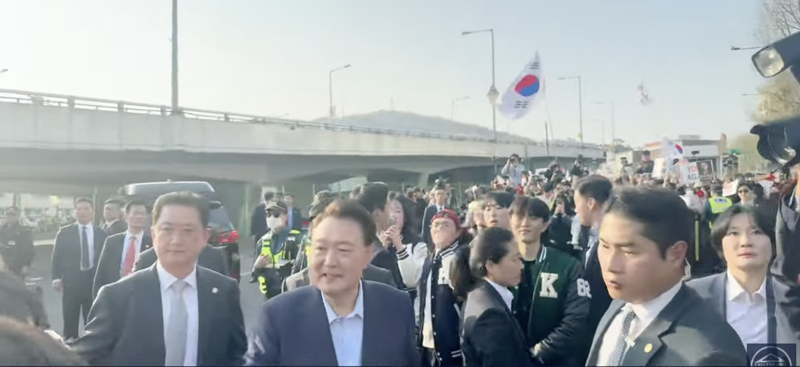 윤석열 대통령이 11일 오후 서울 용산구 한남동 대통령 관저 앞에서 과잠을 입은 자유대학 소속 대학생들과 인사를 나누는 모습. /사진=유튜브 자유대학TV 캡처