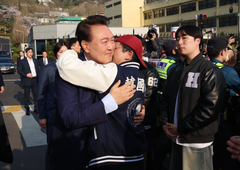 윤석열 전 대통령이 11일 오후 서울 용산구 한남동 대통령 관저를 떠나며 지지자와 포옹하고 있다. (공동취재) /사진=뉴시스화상