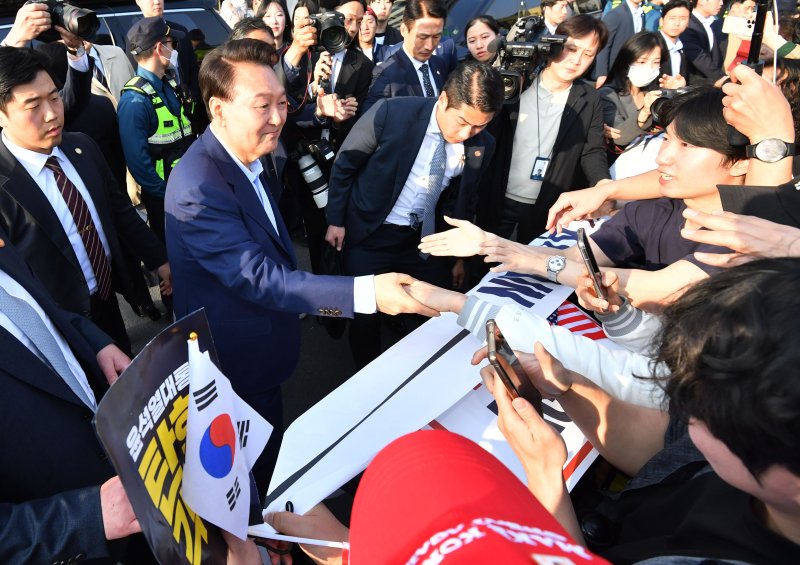 윤석열 전 대통령이 파면 선고 일주일 만인 11일 오후 서울 용산구 한남동 관저를 떠나며 지지자들에게 인사를 하고 있다. (공동취재) /사진=뉴스1화상